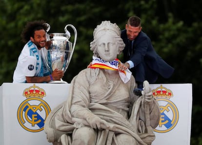 Sergio Ramos pone la bufanda del Real Madrid a la diosa Cibeles en presencia de Marcelo.