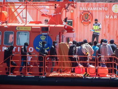 Un grupo de 46 migrantes que navegaban en una lancha neumática que estaba pinchada, a su llegada este domingo a Fuerteventura.