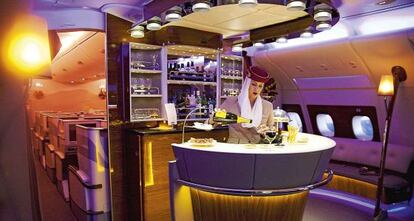 El luminoso bar (abierto durante todo el vuelo) es una de las grandes atracciones del Airbus 380.