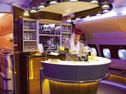 El luminoso bar (abierto durante todo el vuelo) es una de las grandes atracciones del Airbus 380.