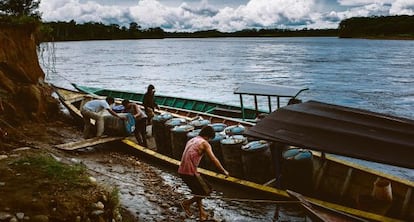 Una imagen del puerto de Sarayaku, cargando combustible en canoa con destino a los campos mineros. El tr&aacute;fico de gasolina en esta zona es 15 veces superior al del resto de Per&uacute;.