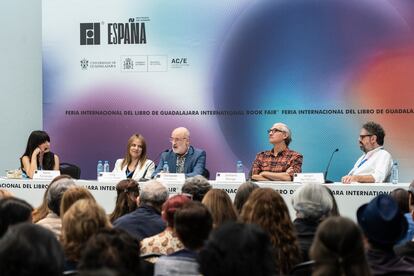 María Fernández, Aroa Moreno Durán, Fernando Aramburu, Emiliano Monge y Sergio del Molino durante una charla en la FIL Guadalajara, el 2 de diciembre.