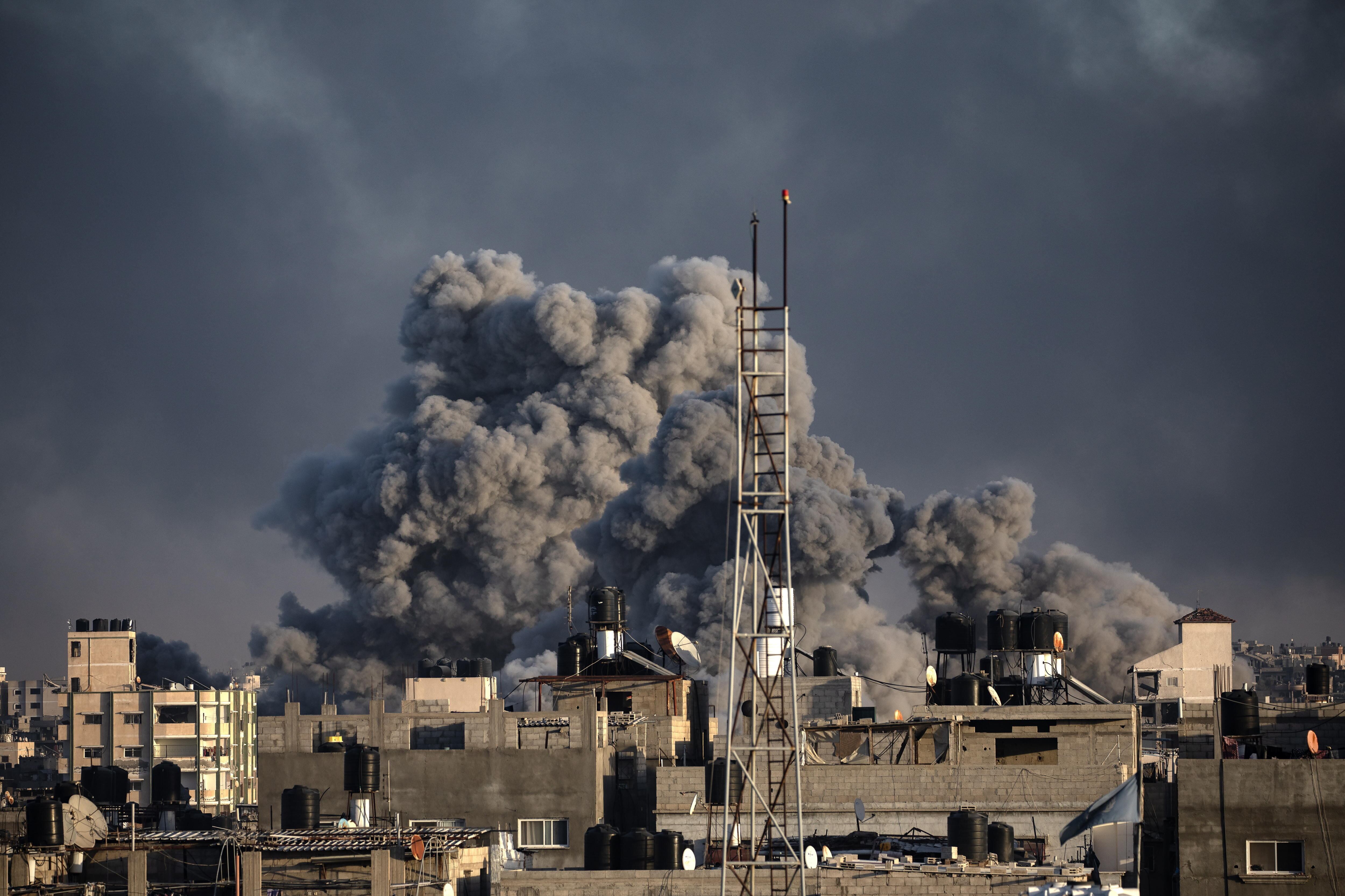 Ataque israelí sobre Jan Yunis, en la franja de Gaza, este miércoles. 