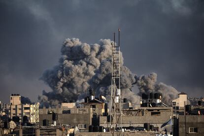 Smoke rises following Israeli air strikes in Khan Yunis, southern Gaza Strip, 10 Jan 2024