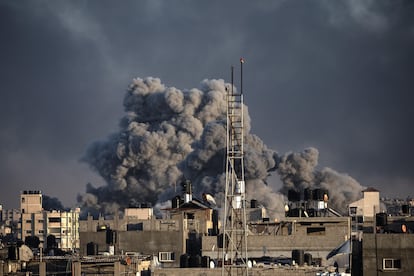 Smoke rises following Israeli air strikes in Khan Yunis, southern Gaza Strip, 10 Jan 2024