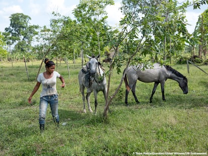Doris Buelva, parte de una familia defensora del medio ambiente, en su finca en el departamento colombiano de Chocó.
