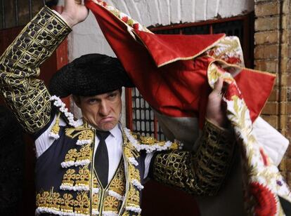 El diestro madrileño Julián López, El Juli, se prepara para realizar el paseillo en la plaza de toros de la Maestranza de Sevilla.