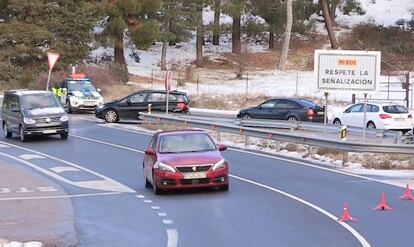 
La Guardia Civil tuvo que cortar a primera hora de este lunes la carretera M-601 en su acceso al Puerto de Navacerrada por la gran afluencia de personas que acudieron a la sierra, donde se llenaron los aparcamientos de Cotos y Navacerrada.