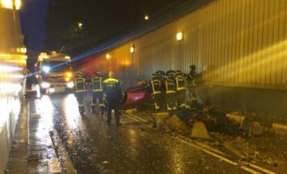 Los bomberos, moviendo el veh&iacute;culo en el t&uacute;nel.