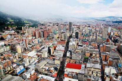 Para hacerse una mejor idea de la magnitud de Bogotá hay que ver la ciudad desde lo alto. Rodeada de cerros, son muchas las opciones y una de las mejores es la vista desde el mirador en el piso 48 de la torre Colpatria.
