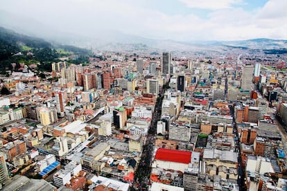 Para hacerse una mejor idea de la magnitud de Bogotá hay que ver la ciudad desde lo alto. Rodeada de cerros, son muchas las opciones y una de las mejores es la vista desde el mirador en el piso 48 de la torre Colpatria.