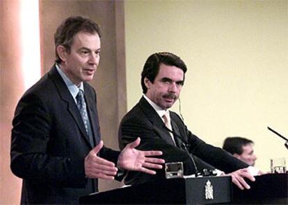 Tony Blair y José María Aznar hablan con los periodistas, ayer en el palacio de la Moncloa.