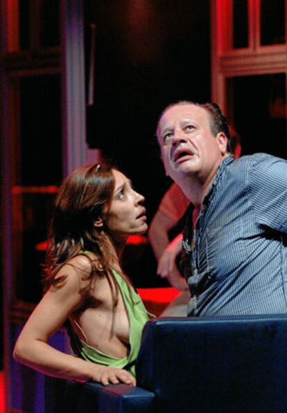 Los actores españoles Juan Echanove y Marta Domingo, durante el estreno, esta noche, de <b><i>Plataforma</i></b>