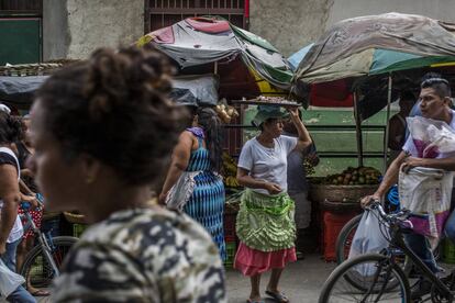 Mulher vende doces num mercado da cidade de León, capital turística do país e fundamental para o sandinismo nos anos oitenta.