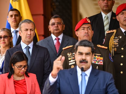 Tareck El Aissami, exministro de Petróleo de Venezuela, mira a Nicolás Maduro durante una conferencia de prensa, en Caracas en marzo de 2020.