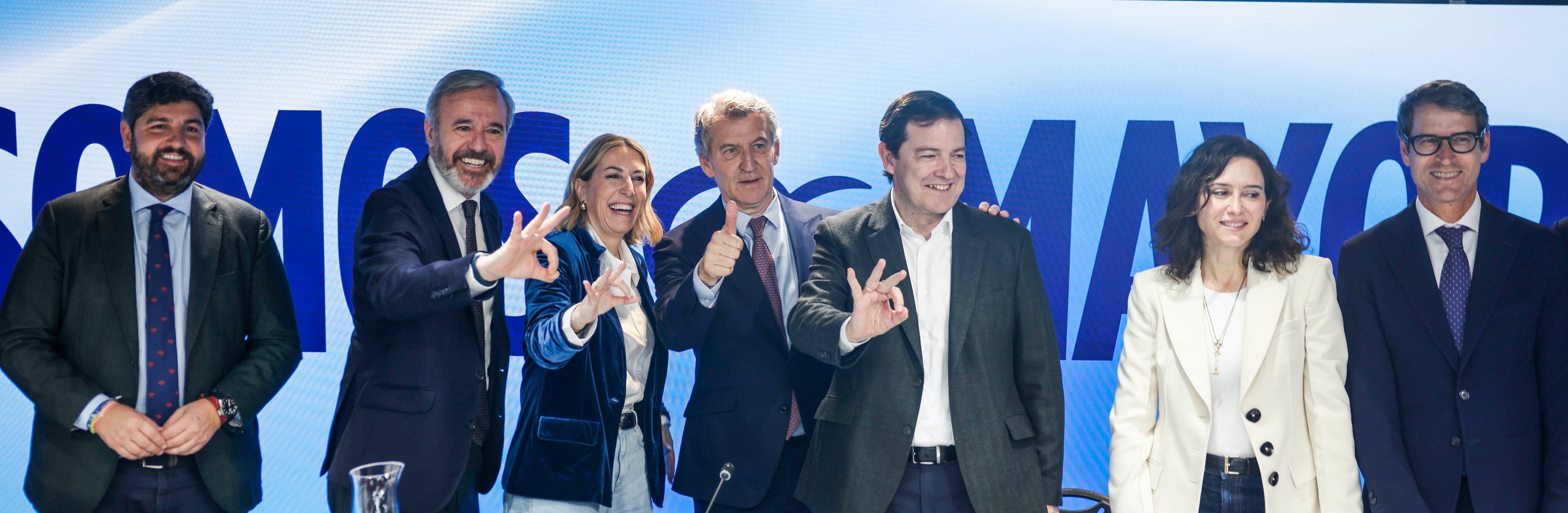 Desde la izquierda, Fernando López Miras, Jorge Azcón, María Guardiola, Alberto Núñez Feijóo, Alfonso Fernández Mañueco, Isabel Díaz Ayuso y Gonzalo de Capellán, en la reunión de la Junta Directiva Nacional del partido en la sede del PP de Madrid.