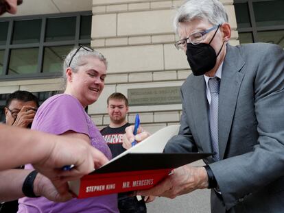 Stephen King firmaba uno de sus libros a las puertas del tribunal de Washington donde acudió a testificar contra su editor el 2 de agosto de 2022.