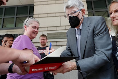 Stephen King firmaba uno de sus libros a las puertas del tribunal de Washington donde acudió a testificar contra su editor el 2 de agosto de 2022.