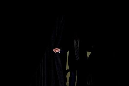Donald Trump llega a una manifestación en Huntington, el 3 de agosto de 2017. Carlos Barria: "El presidente Trump viajó a Huntington, Virginia Occidental, para una de sus habituales reuniones de campaña. La multitud estaba esperando. De repente caminó hacia el escenario, uno de los primeros encuadres que hice fue de su mano. Aumenté la exposición esperando crear este fondo oscuro y funcionó".