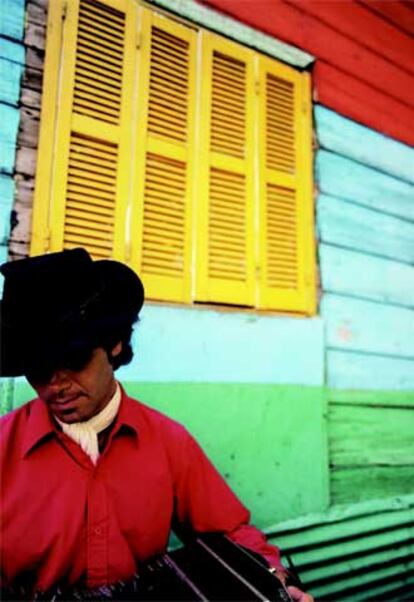 Un bandoneonista en el barrio porteño de La Boca, uno de los más antiguos de la capital, con sus coloristas fachadas.