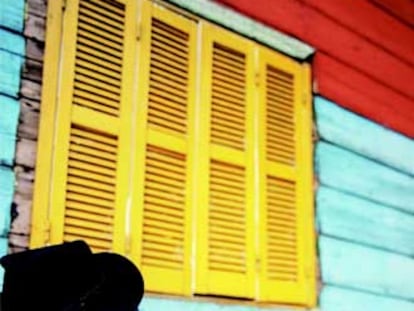 Un bandoneonista en el barrio porteño de La Boca, uno de los más antiguos de la capital, con sus coloristas fachadas.