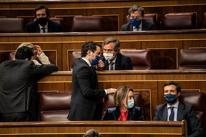 Pablo Casado junto a Cuca Gamarra y Teodoro García Egea, junto a otros diputados en la sesión de este miércoles en el Congreso. 