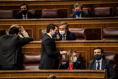 Pablo Casado junto a Cuca Gamarra y Teodoro García Egea, junto a otros diputados en la sesión de este miércoles en el Congreso. 