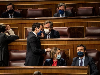 Abajo a la derecha, el líder del PP, Pablo Casado, con la portavoz de su grupo, Cuca Gamarra, y el secretario general del partido, Teodoro García Egea (de pie en el centro), el miércoles en el Congreso.