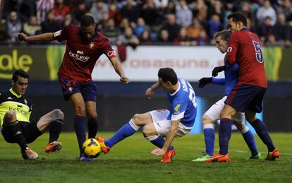 Aduriz dispara para firmar su primer gol.