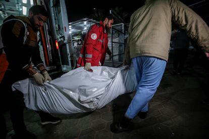 Traslado del cadáver de un hombre tras un bombardeo en Al Bureij, este martes en Gaza.