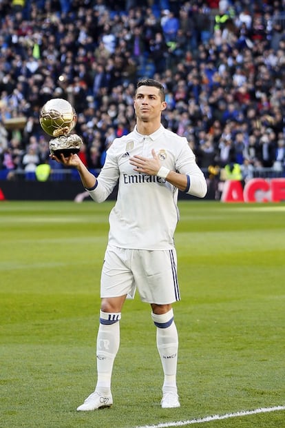 Cristiano Ronaldo posa con el balón de oro. 
