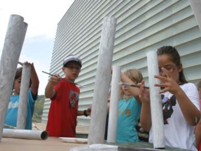 Un grupo de niños participa en un taller infantil para recrear edificios, en el Kursaal de San Sebastián.