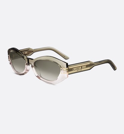 Las gafas de sol Dior Signature reinterpretan la silueta mariposa con un diseño gráfico y potente. La montura de acetato en verde oliva degradado juega con detalles en dorado, mientras que las lentes también en verde oliva, filtran la luz con elegancia y suman personalidad a cualquier 'look'.