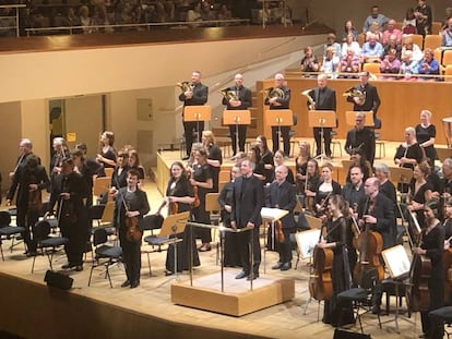 El director Thierry Fischer y los integrantes de la Orquesta del Siglo de las Luces, ayer en el Auditorio Nacional de Madrid