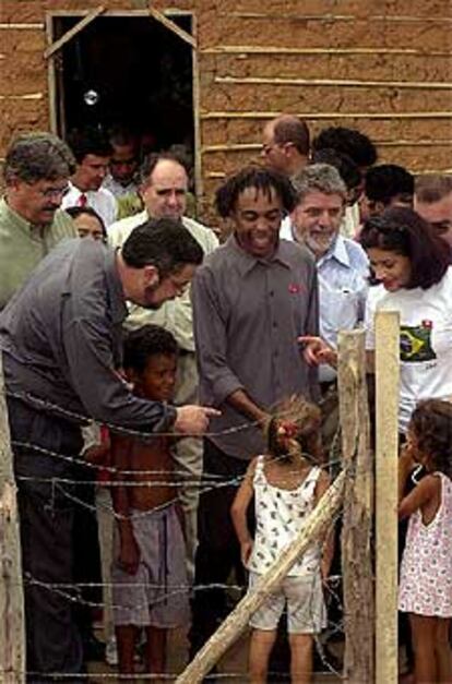 Lula da Silva y varios de sus ministros, ayer en una favela de Teresina.