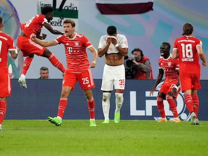 Los jugadores del Bayern celebran el gol Sadio Mane en la Supercopa de Alemania ante el RB Leipzig el pasado sábado.