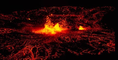 El magma aflora sobre una superficie volc&aacute;nica.