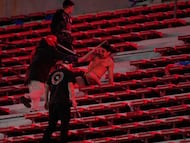 Un aficionado de Universidad de Chile es agredido por hinchas de Independiente, este miércoles en Buenos Aires.