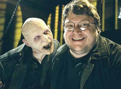Guillermo del Toro, junto a una de sus criaturas cinematográficas.