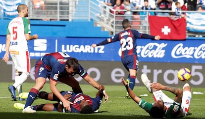 Los jugadores del Eibar celebran su segundo gol ante el Alavés.