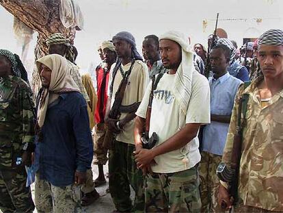 Milicianos islamistas somalíes, durante un desfile ayer en Mogadiscio.