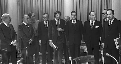 Enrique Tierno Galván, Santiago Carrillo, José María Triginer, Joan Reventós, Felipe González, Juan Ajuriaguerra, Adolfo Suárez, Manuel Fraga, Leopoldo Calvo-Sotelo y Miquel Roca durante la firma de los Pactos de la Moncloa.