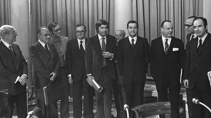 Enrique Tierno Galván, Santiago Carrillo, José María Triginer, Joan Reventós, Felipe González, Juan Ajuriaguerra, Adolfo Suárez, Manuel Fraga, Leopoldo Calvo-Sotelo y Miquel Roca durante la firma de los Pactos de la Moncloa.