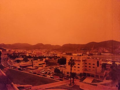 El polvo sahariano envuelve la localidad murciana de Cartagena desde este lunes.