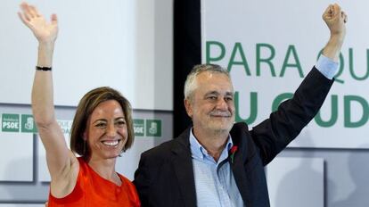 La ministra de Defensa, Carme Chacón, y el presidente andaluz, José Antonio Griñán, durante un mitin de la campaña del pasado mayo.