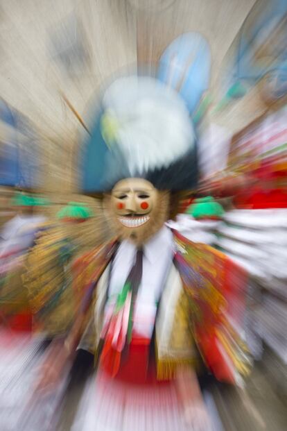 La figura del cigarrón protagoniza el carnaval de Verín (provincia de Ourense) declarado de Interés Turístico Nacional. La careta de madera y pintada con figuras de animales singulariza cada traje.