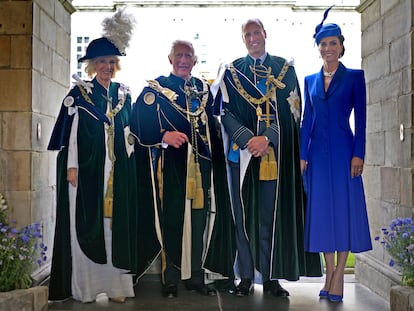 La reina Camila, Carlos III y los príncipes de Gales posan en el palcio de Holyroodhouse tras el servicio religioso celebrado en la catedral de Edimburgo, este 5 de julio.