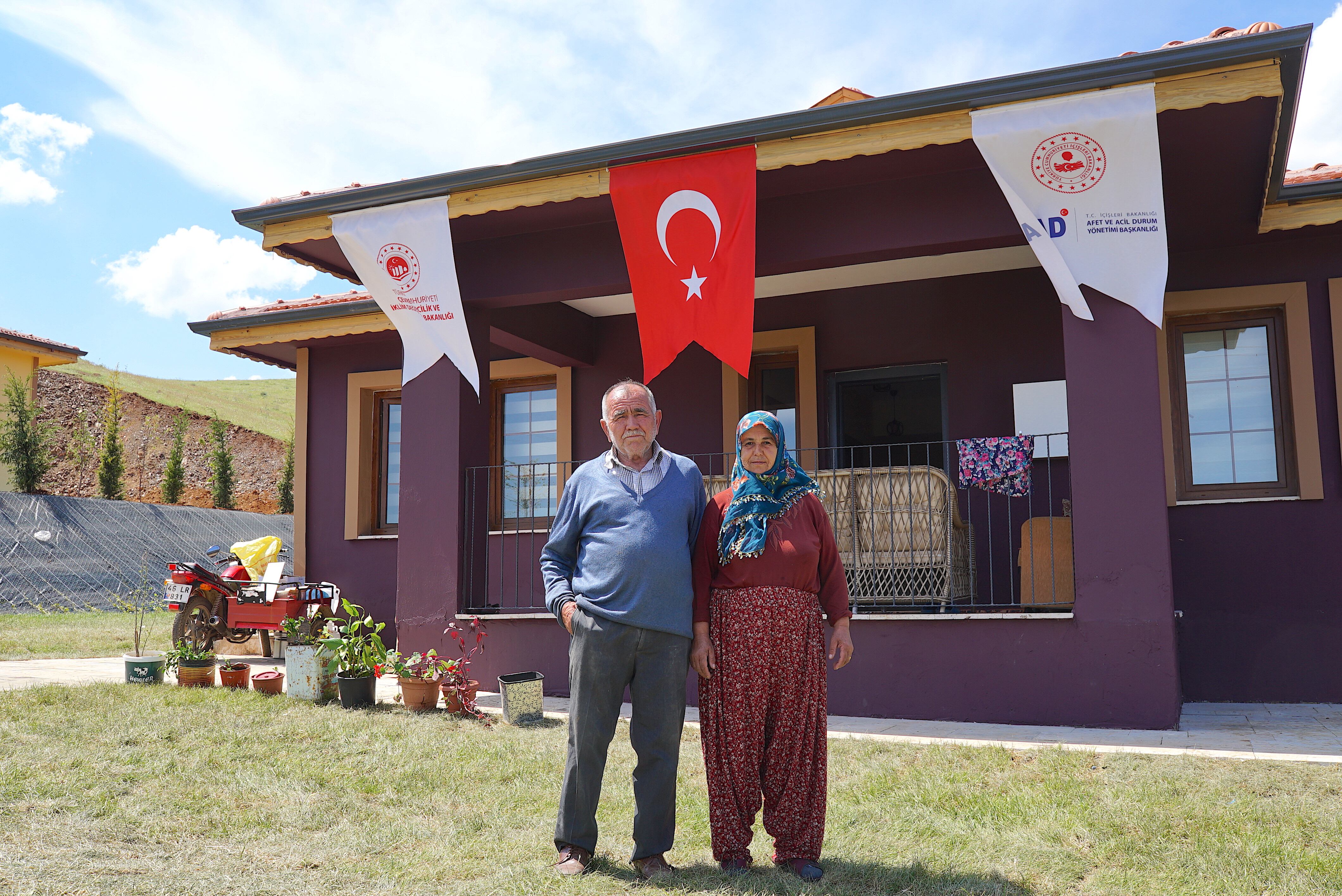 El matrimonio Demir posa junto a su nuevo chalet, construido por el Gobierno turco para los damnificados del terremoto de la aldea de Belpinar (provinicia de Gaziantep), el miércoles 26 de abril.