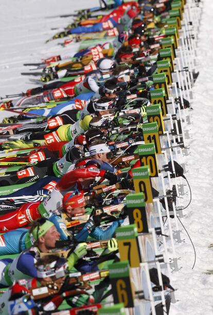 Biatletas compiten en la prueba masculina de relevos 4x7,5 km del Mundial de Biatlón en Alemania.