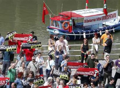 Miembros de Acción Nacionalista Vasca protestan ante el Ayuntamiento de Bilbao, mientras Iñaki Azkuna es elegido alcalde.